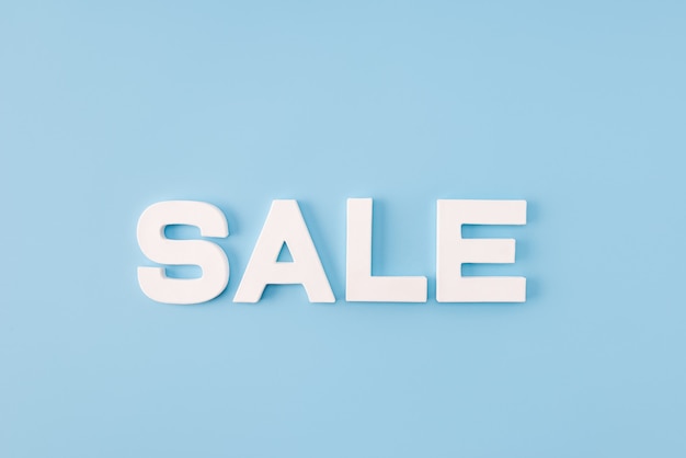 블루에 고립 된 흰색 글자 단어 판매
