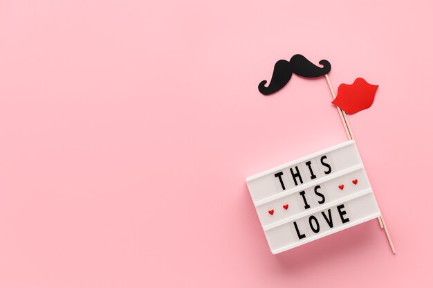 텍스트가있는 흰색 라이트 박스 이것은 사랑과 종이 사진 소품 콧수염입니다