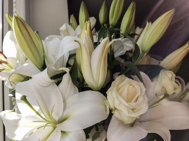 Foto bouquet da sposa di fiori di gigli bianchi da vicino