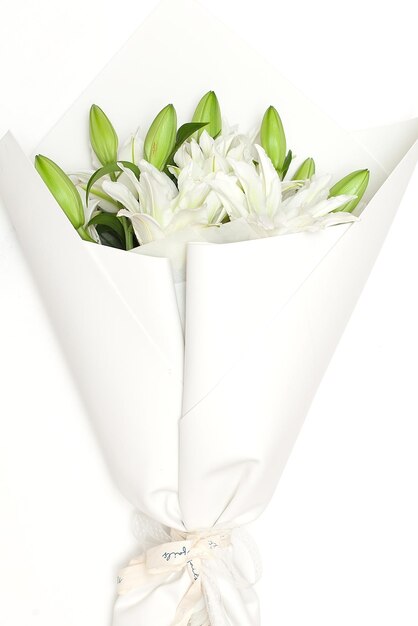 Photo white lilies on a old wooden background lilies on a white background