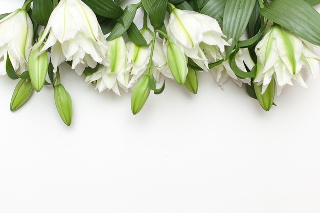 Foto fiori di giglio bianco sul bouquet di gigli di sfondo chiaro