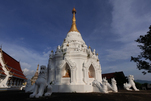 タイの寺院の白い塔を持つ白いライオン像