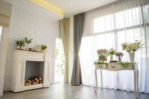 White living room with flowers decorations.