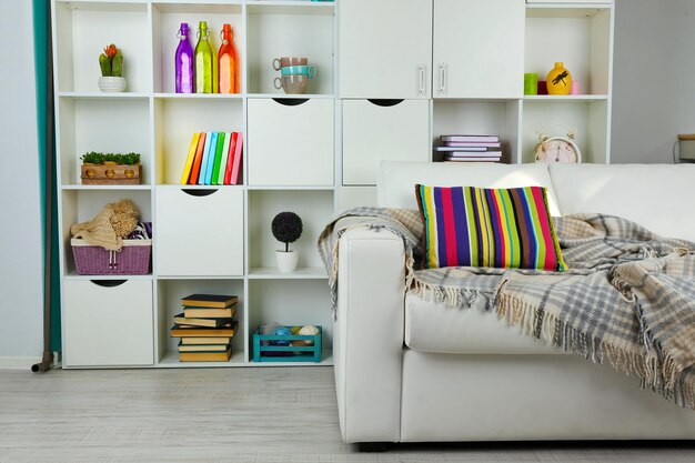 Photo white living room with sofa and bookcase