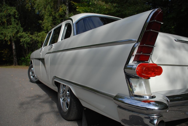 Photo a white luxury limousine on the park