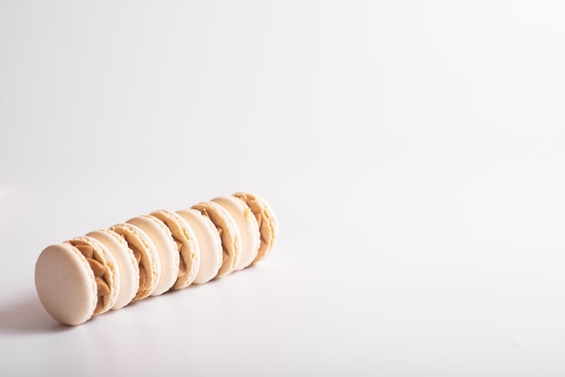 흰색 배경에 고립 된 흰색 마카롱 쿠키 맛있는 디저트