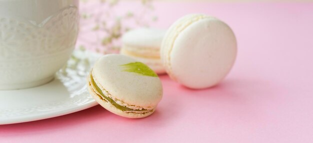 Foto torte di amaretti bianchi tazza bianca su sfondo rosa