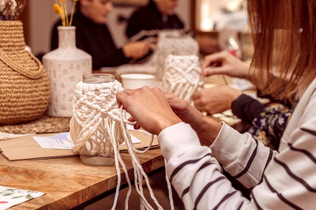 Foto macramè bianco amici che lavorano insieme nell'arte del macramè