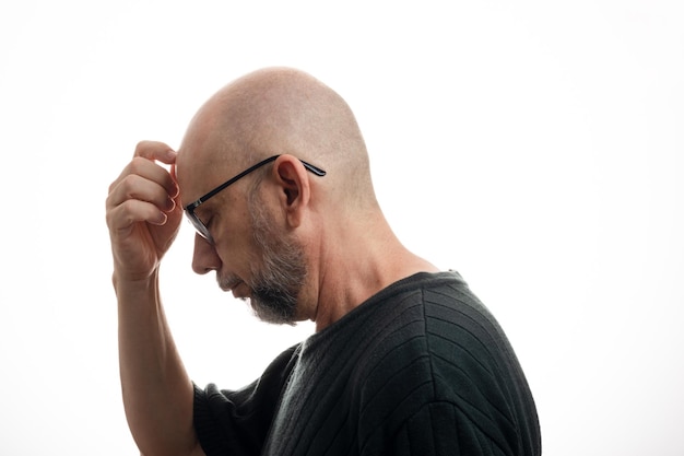 Foto uomo bianco calvo con occhiali da prescrizione pensieroso e concentrato