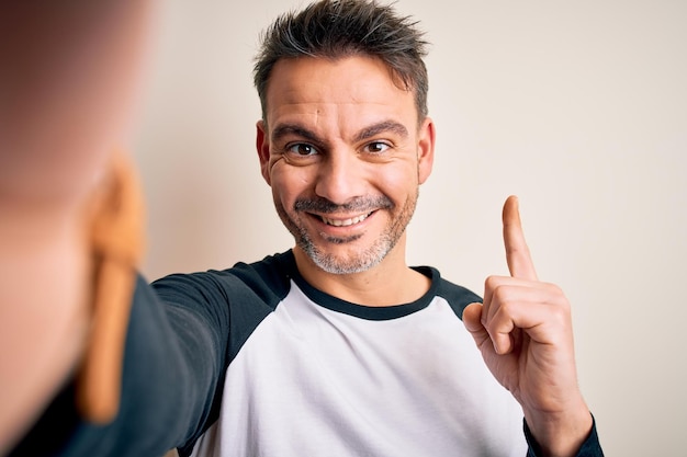 White man short hair finger up and smiling