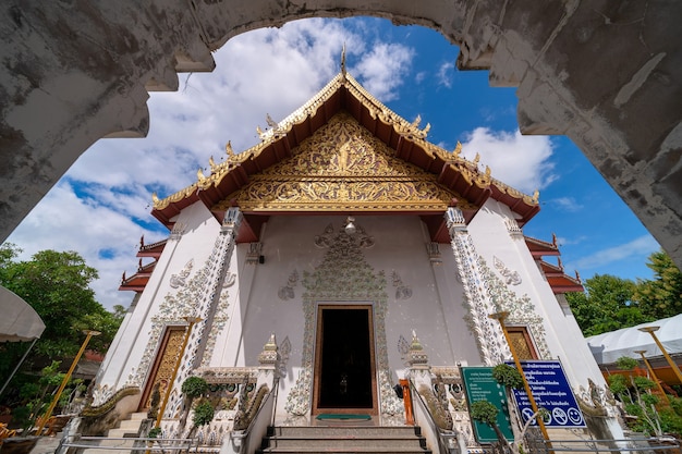 アーチの入り口の内側にある白い大理石の公共の古代寺院WatPhra That Cho Hae、タイのプレー州にある王室の神聖な古代寺院