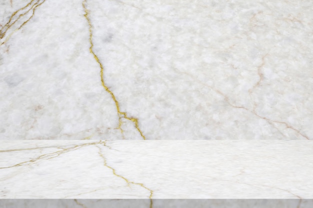 モックアップ製品表示テンプレートの自然な壁のテクスチャ背景を持つ白い大理石のテーブル