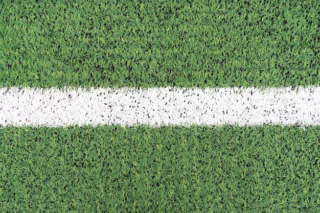 Белые отметины на искусственном футбольном поле