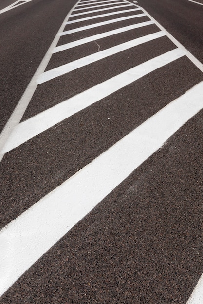 Foto segnaletica bianca sulla strada per garantire la sicurezza e la regolazione della circolazione delle auto, parte di un complesso sistema di regolamentazione del traffico che garantisce la sicurezza sulla strada