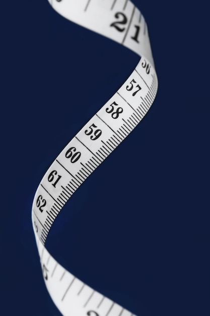 검은 바탕에 색 측정 테이프