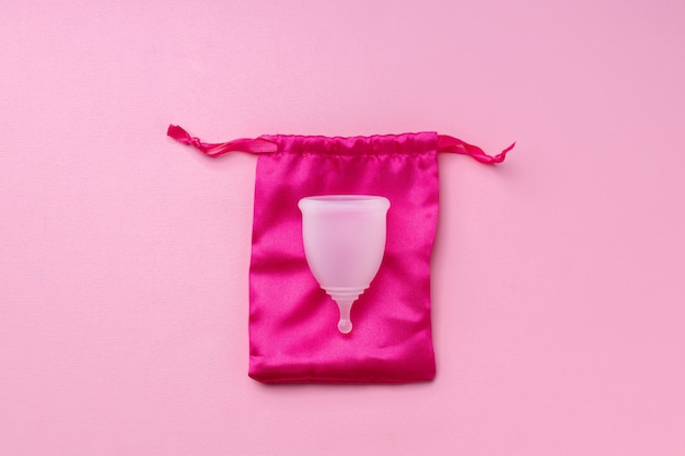 Photo white menstrual cup on pink