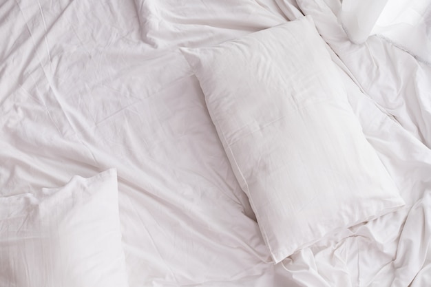 Photo white messy pillow decoration in bedroom