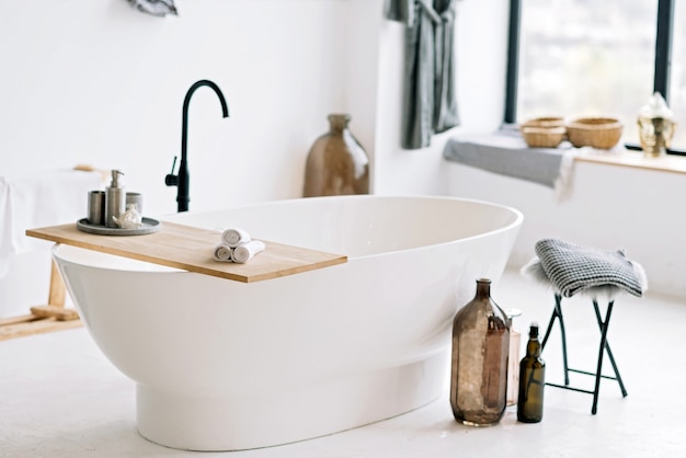 Bagno moderno bianco in appartamento contemporaneo con un design d'interni in stile loft elegante, decorazioni per la casa. messa a fuoco selettiva morbida.