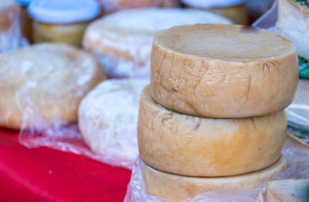 Foto formaggio di capra a muffa bianca su un fuoco selettivo del primo piano di superficie di legno