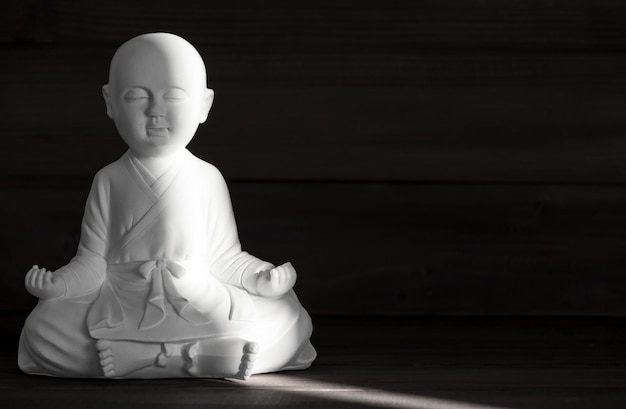 하얀 스님 동상. 앉아있는 부처님. 명상과 편안한 개념