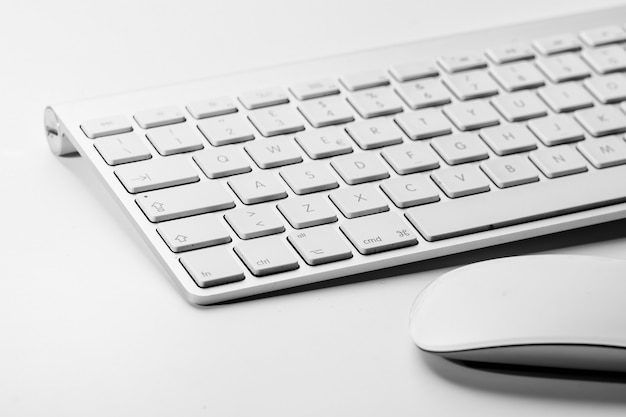 白いマウスと白い背景の上のパソコンのキーボード