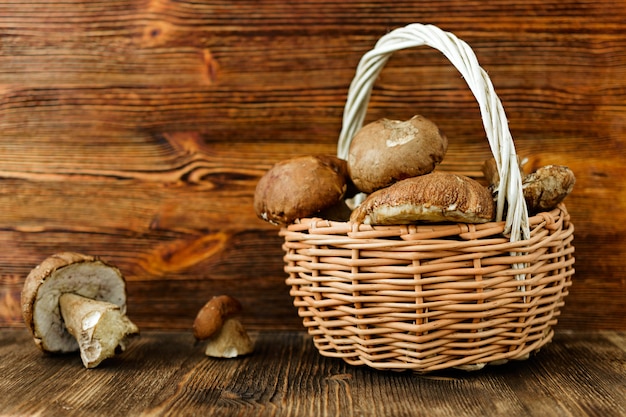 Photo white mushrooms in a wicker basket