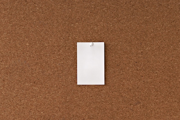 Белая бумага для заметок на пробковой стене