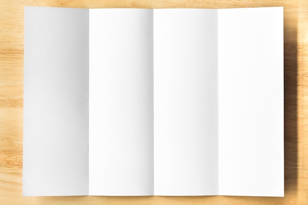 Foto pagine aperte del taccuino della carta di nota bianca sulla tavola di legno