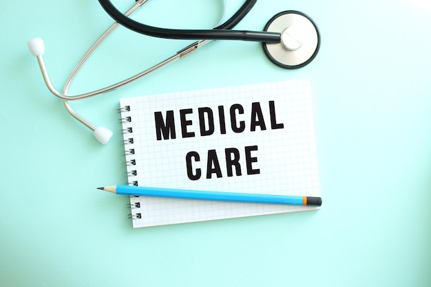 青色の背景に「MEDICAL CARE」という言葉と聴診器が付いた白いメモ帳