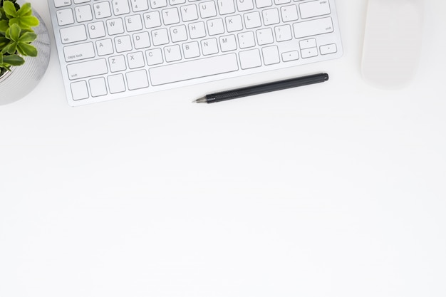 Photo white office desk table with computer gadgets and pen. top view with copy space, flat lay.