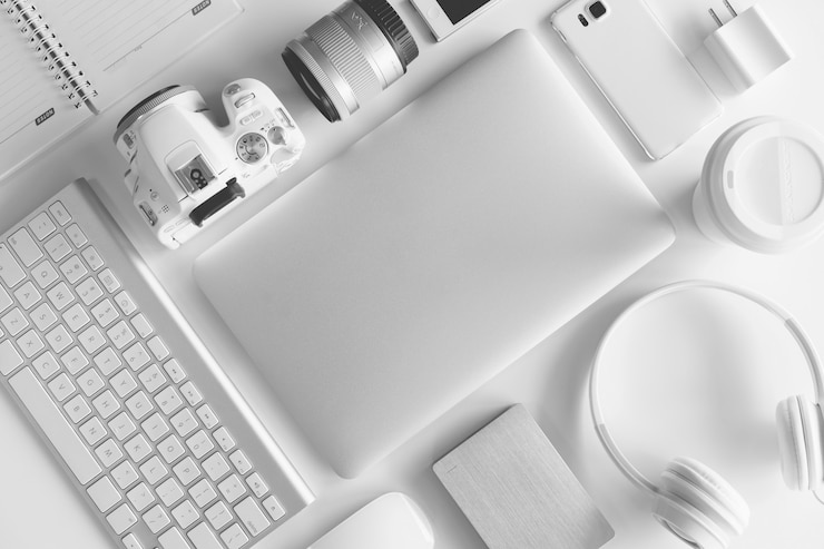 Photo white office desk table with many white gadgets