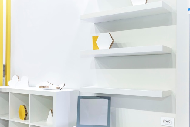 흰색 벽에 캐비닛이 있는 흰색 개방형 선반 내부 측면 보기의 현대적인 미니멀리즘