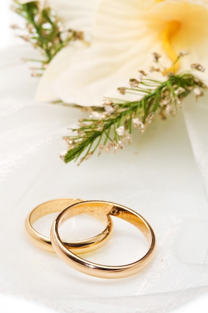 白い蘭の花と結婚指輪
