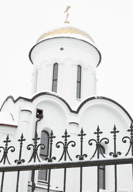 Photo white orthodox church forged fence closeup russia the city of krasnodar