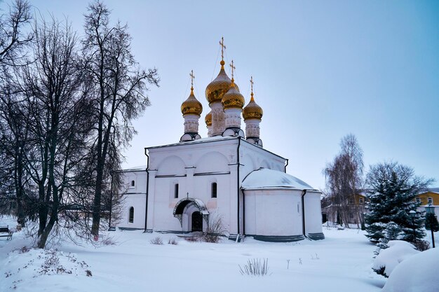 Белая русская православная церковь в зимний день