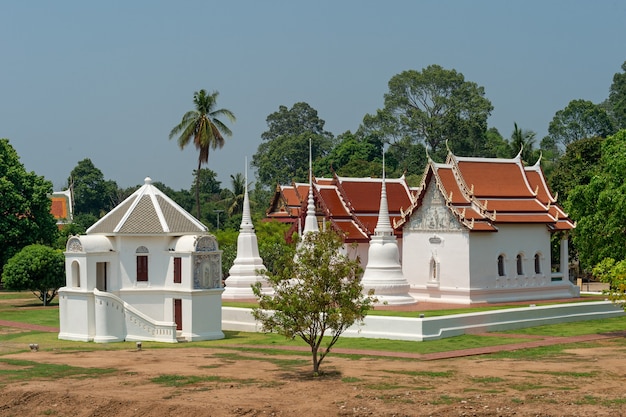 Photo white pagoda wat uposatharam  buddhist temple  uthai thani