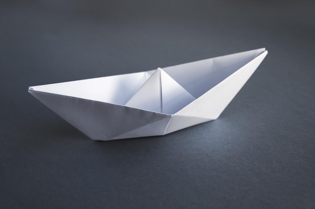 Оригами из белой бумаги на сером фоне