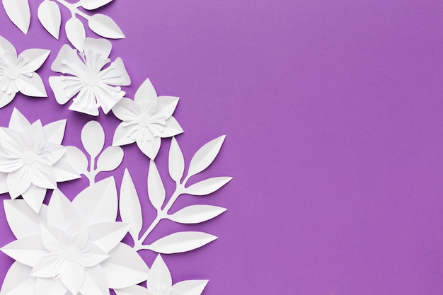 Photo white paper flowers on purple background