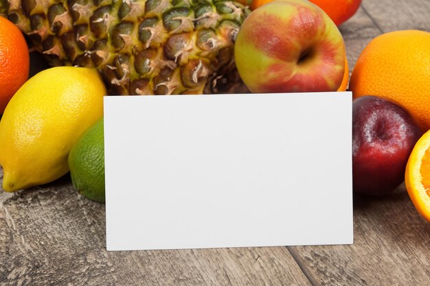 Белый бумажный макет, улучшенный свежими фруктами, создающий визуальный праздник полезного и яркого дизайна