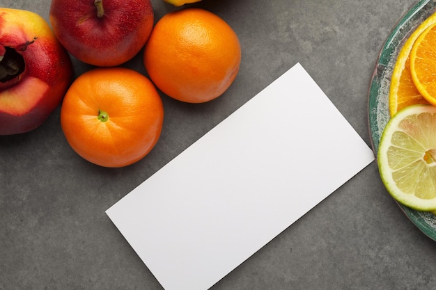 Foto mockup di carta bianca infuso con la deliziosa presenza di frutta fresca che crea una sinfonia visiva