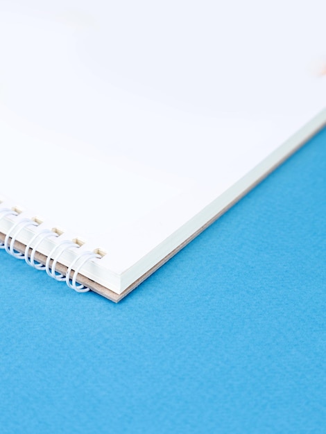 Белый фоновый лист бумаги изолирован на синем близком плане