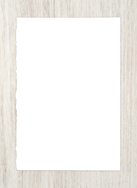 Foglio di carta bianco su legno per lo sfondo.