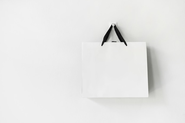 Photo white paper shopping bag on white background with copy space