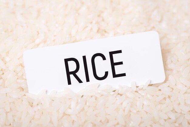 Foto libro bianco con scritta riso su cereali di alta qualità