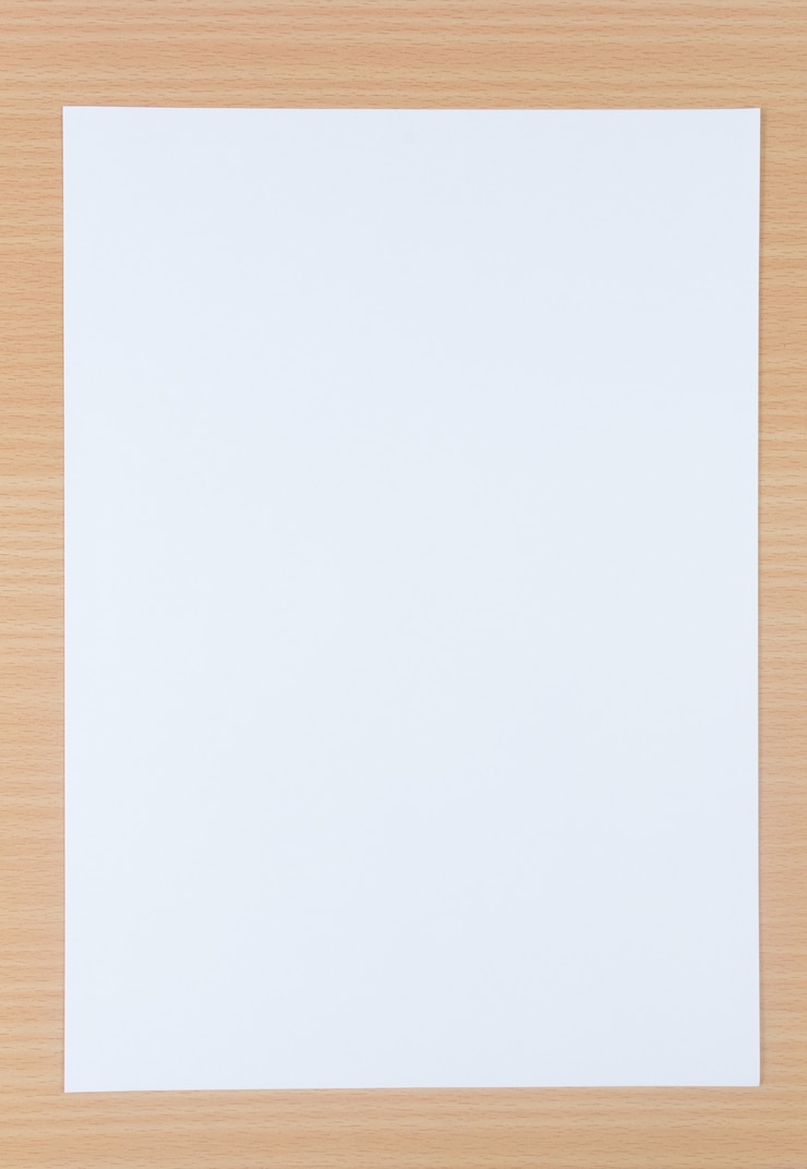 Photo white paper on wooden background
