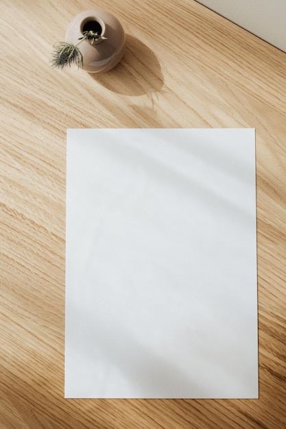Белая бумага на макете деревянного стола