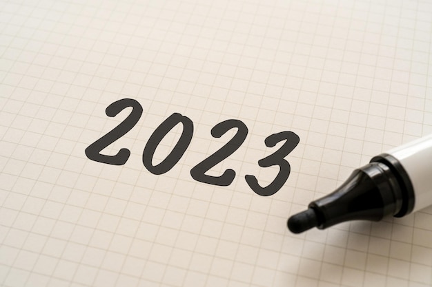 マーカーで 2023 年と書かれたホワイト ペーパー。