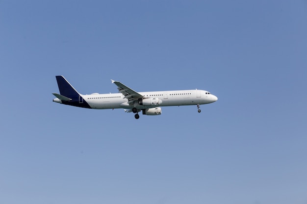 写真 空を飛んでいる白い旅客機