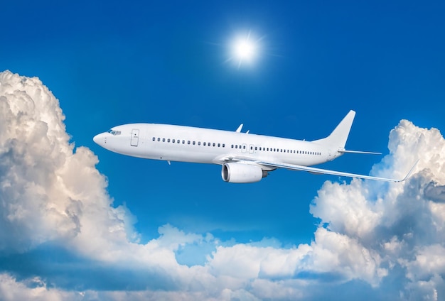 Белый пассажирский авиалайнер летит в воздухе над живописными облаками