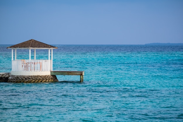 몰디브의 아름다운 맑은 바다에서 하얀 파빌리온